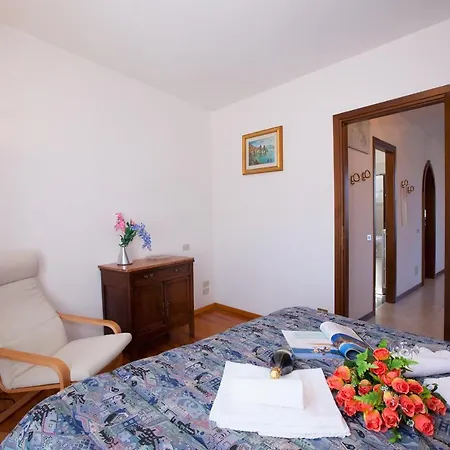 Apartamento Sleeps 4 Varenna
